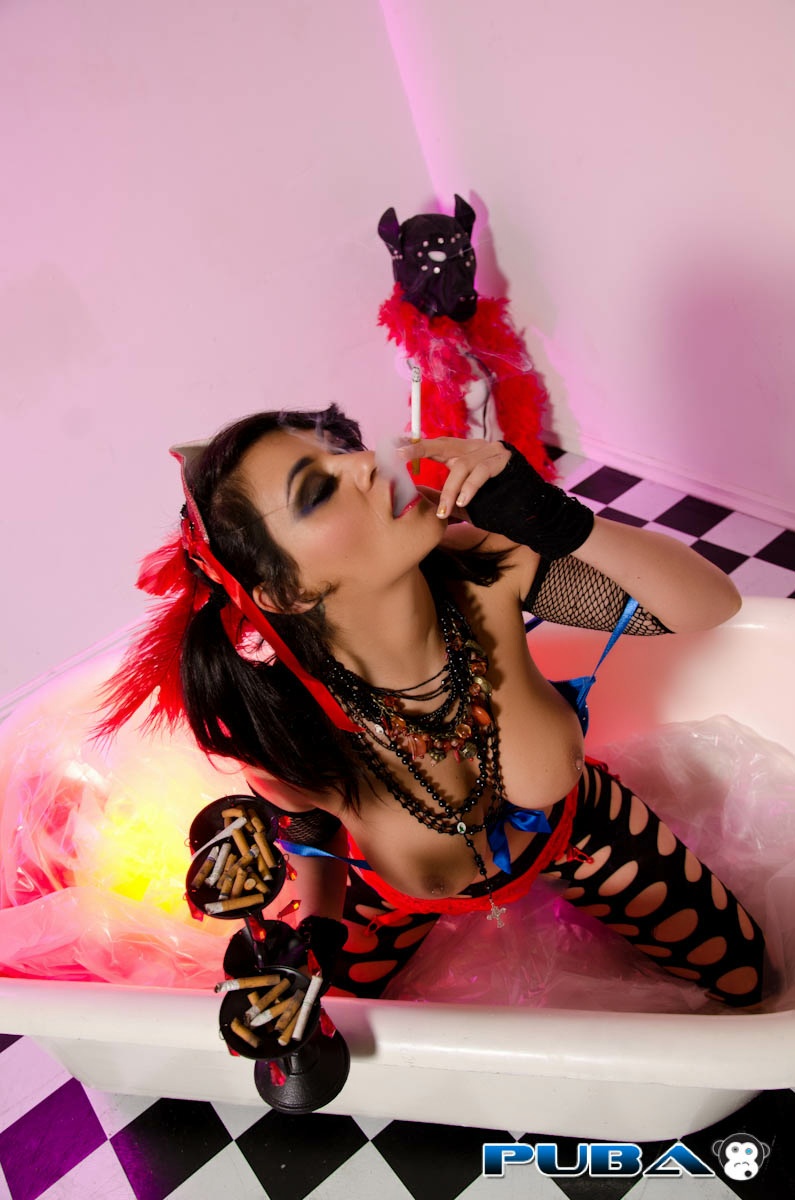 21P Puta madura excêntrica Charley Chase posando em sua roupa de vadia na banheira
