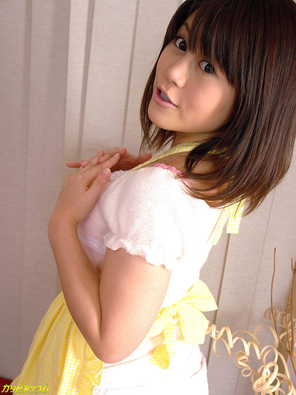 12P Die süße japanische Teenagerin Alice Mizuno wird in einem Dreier gefickt und vollgespritzt