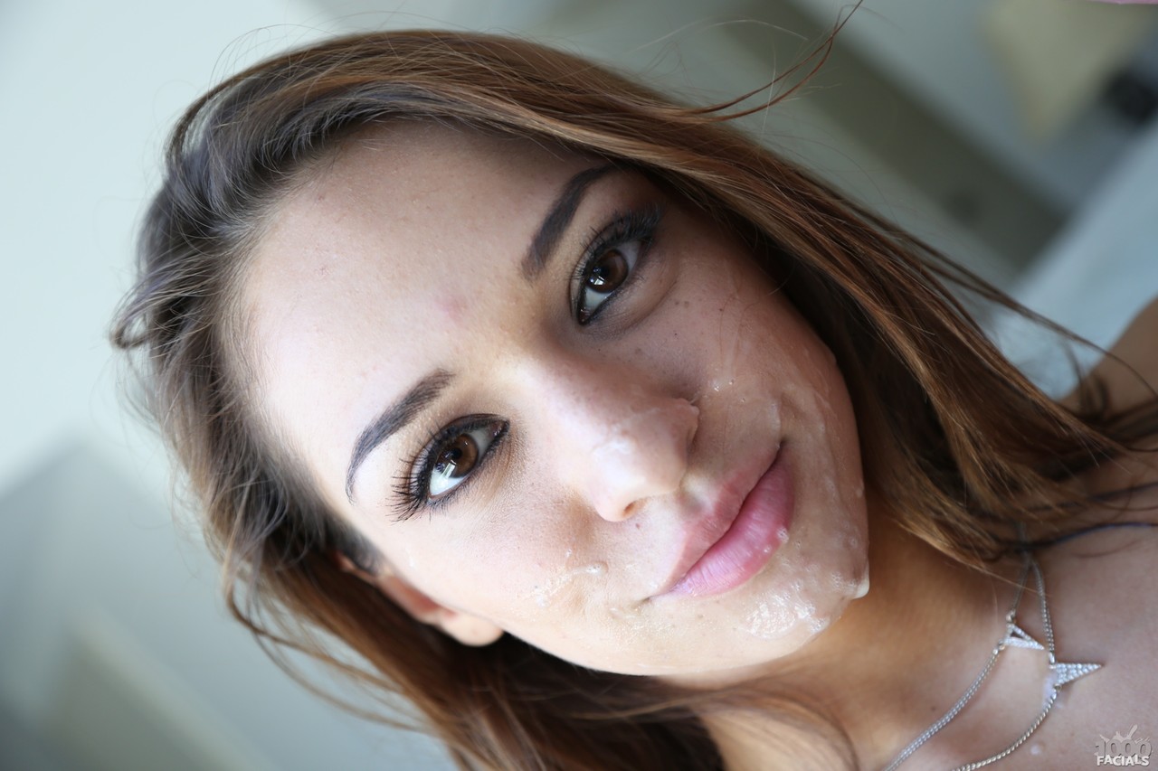 21P La flaca adolescente Sara Luvv muestra sus pequeños pechos y chupa una polla