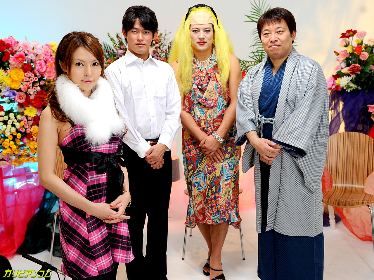 12P A gata japonesa Rino Asuka recebe óleo em seu corpo magro antes de uma foda hardcore