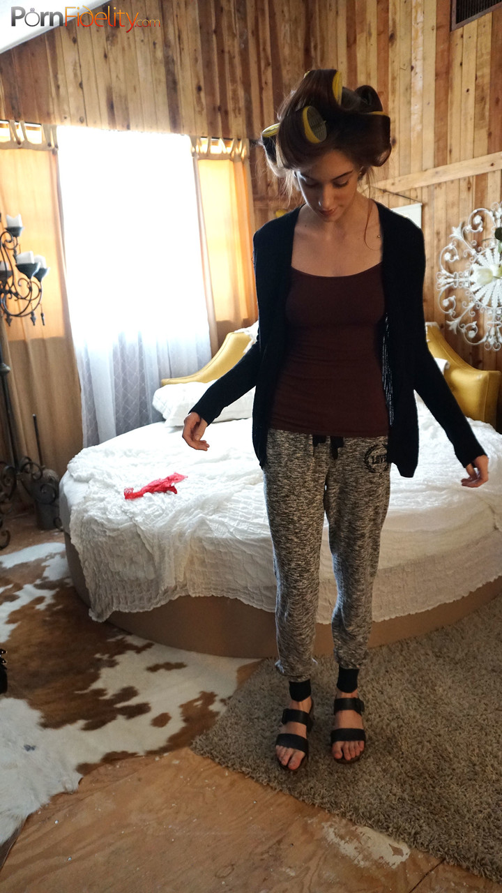 17P Anna de Ville, une adolescente encrée, se déshabille et taquine avec son corps mince