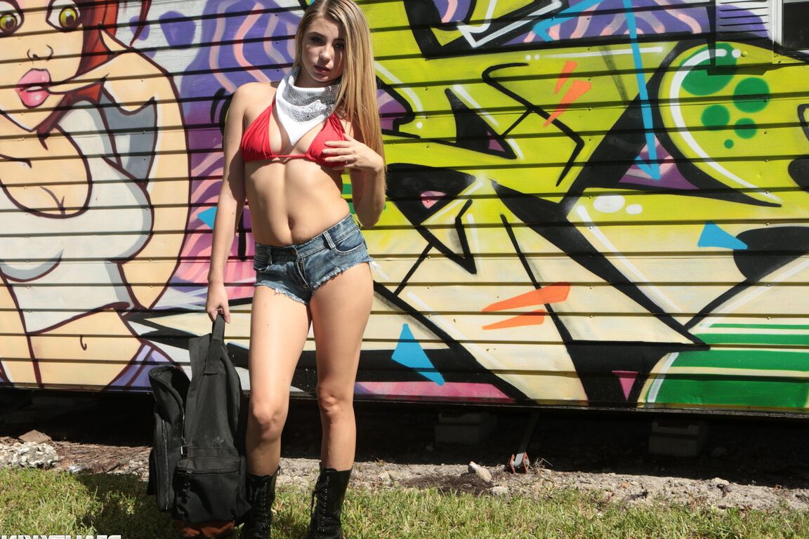 21P A adolescente sacanagem Carolina Sweets é presa por policiais enquanto desfruta de sexo ao ar livre