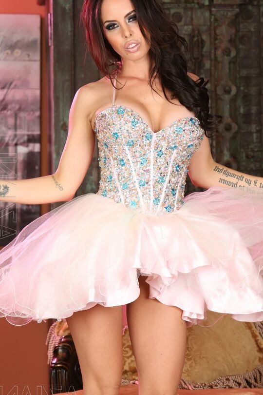 15P Sexy MILF Brandy Aniston tira lingerie e um tutu antes de brincar com sua buceta