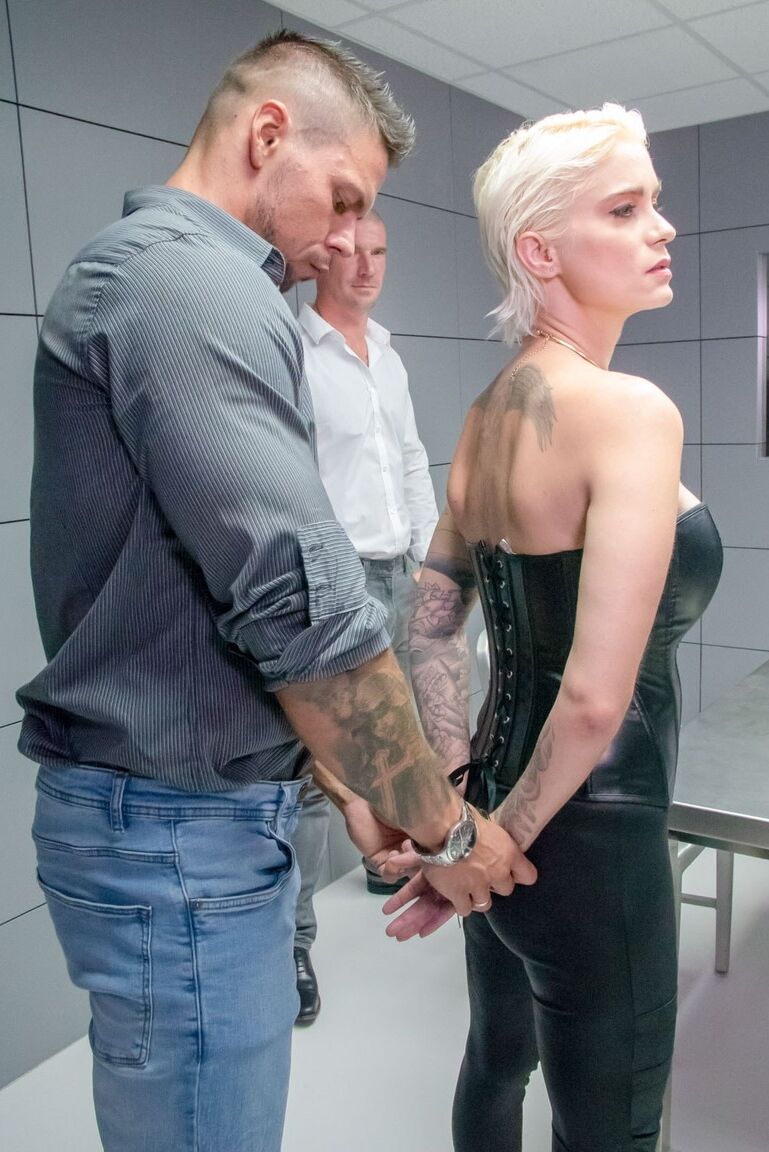 21P Loira de cabelos curtos MILF com peitos grandes Mila Milan leva uma surra em um 3some