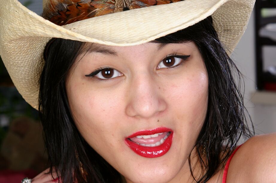 16P asiatische Erstbesucherin stellt winzige Titten und gespreizte Muschi mit Cowgirl-Hut zur Schau