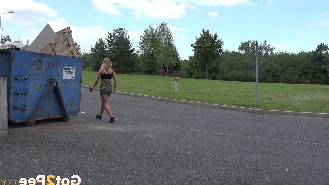 15P Linda rubia mea en público en la ciudad