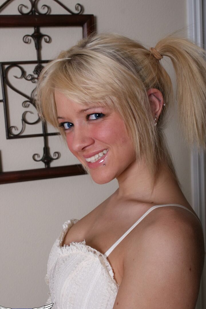 12P La adolescente rubia Danielle Lynn toma sus tetas firmes antes de mostrar su culo y su raja calientes