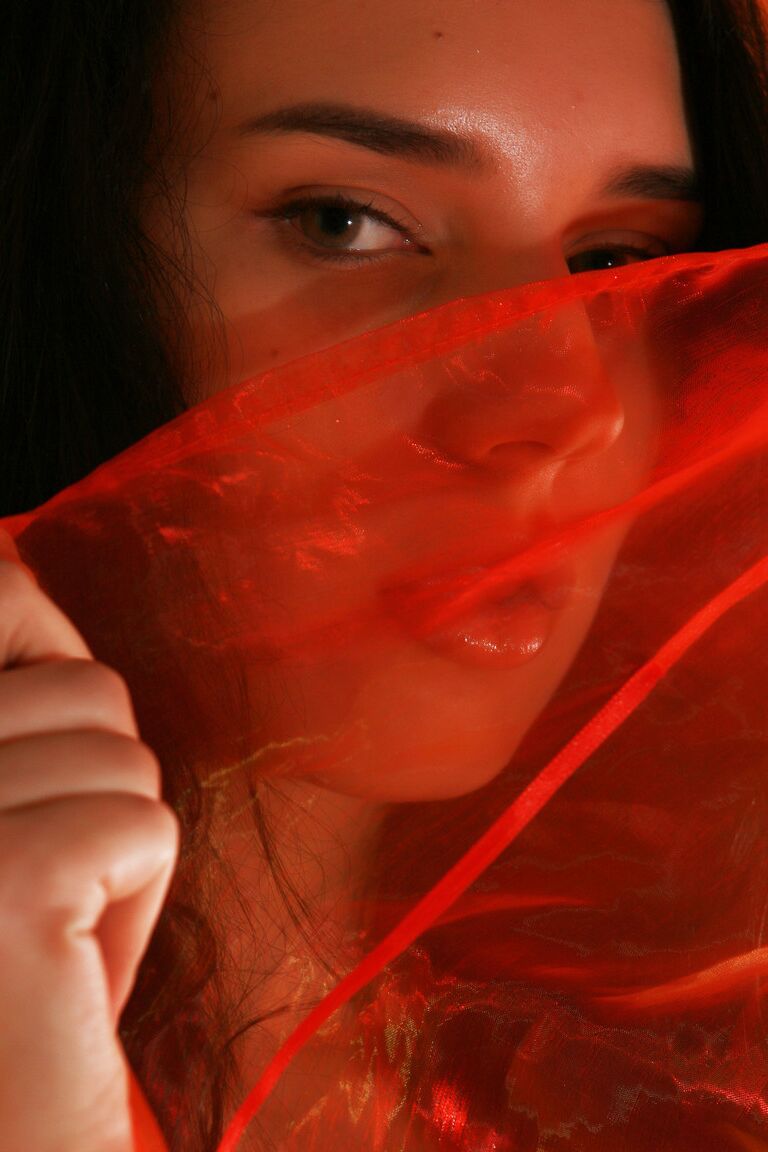 17P 魅惑的な美しさのアリス E は彼女の素晴らしい体全体にワックスを注ぐことを恐れていません