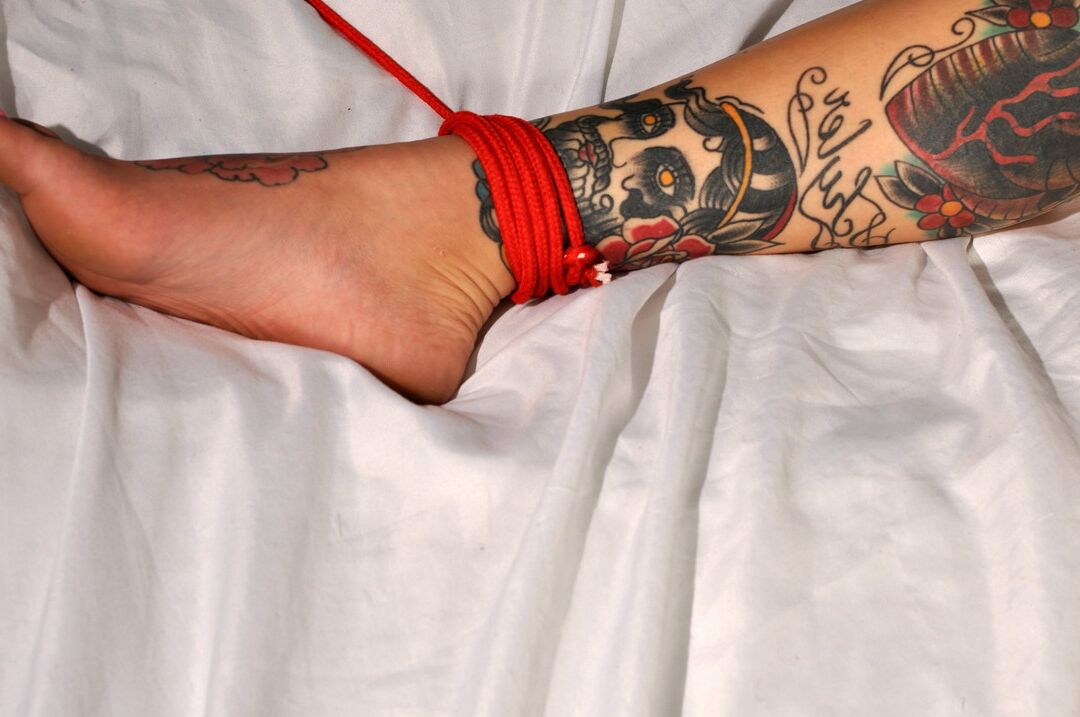 12P Tied Virgins Nackte Schlampe weit gespreizt in der Knechtschaft