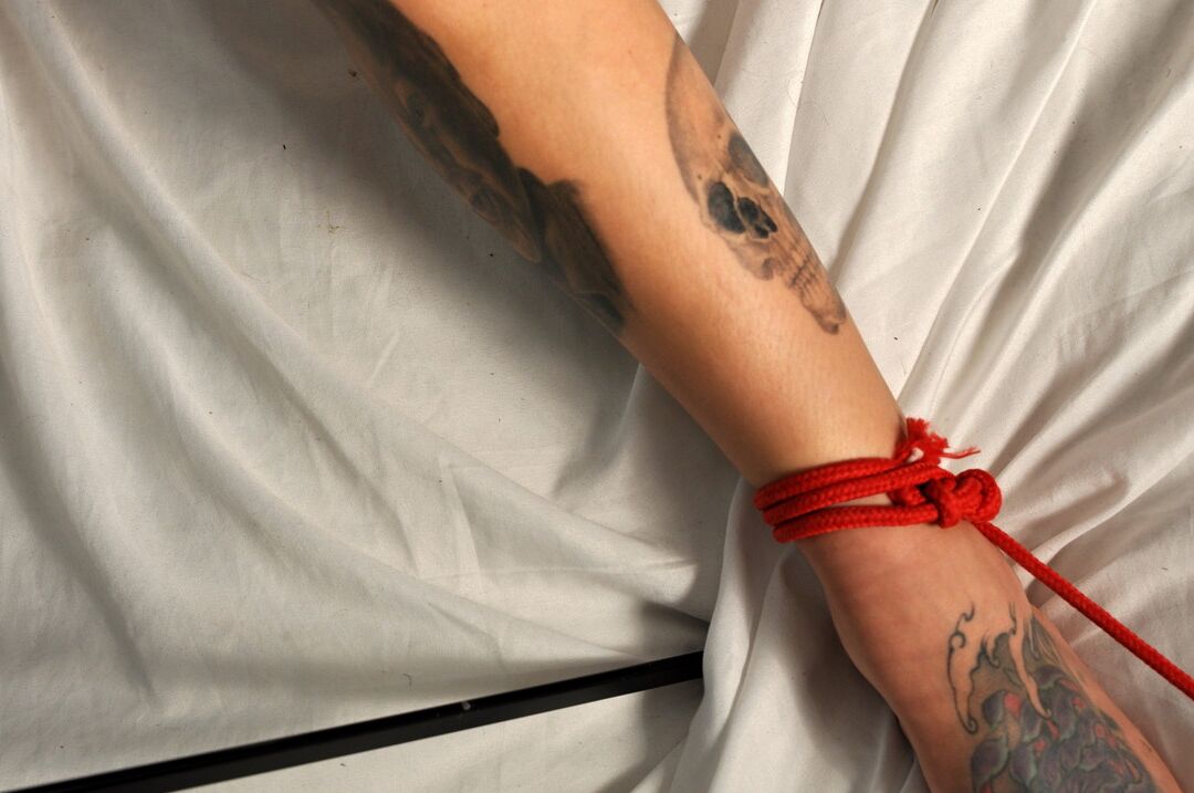12P Tied Virgins Nackte Schlampe weit gespreizt in der Knechtschaft