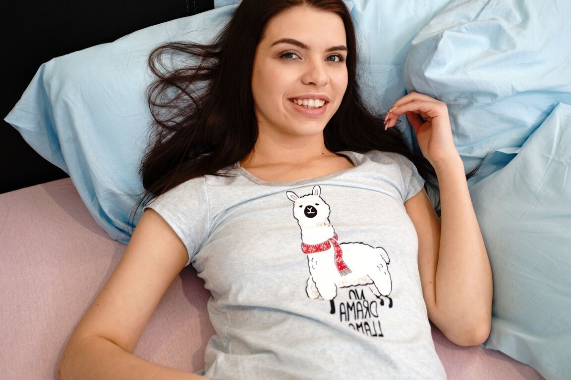 15P La joven de cara fresca Emily Mayers hace sexo anal POV en una cama