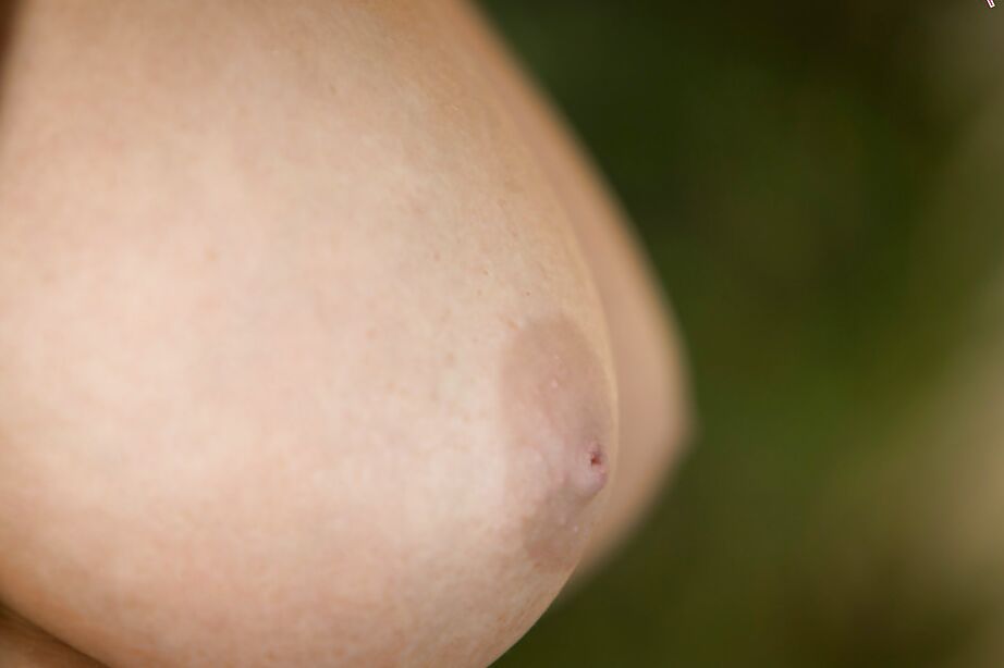16P Loira Tasha Reign mostra seu deslumbrante buraco anal na câmera
