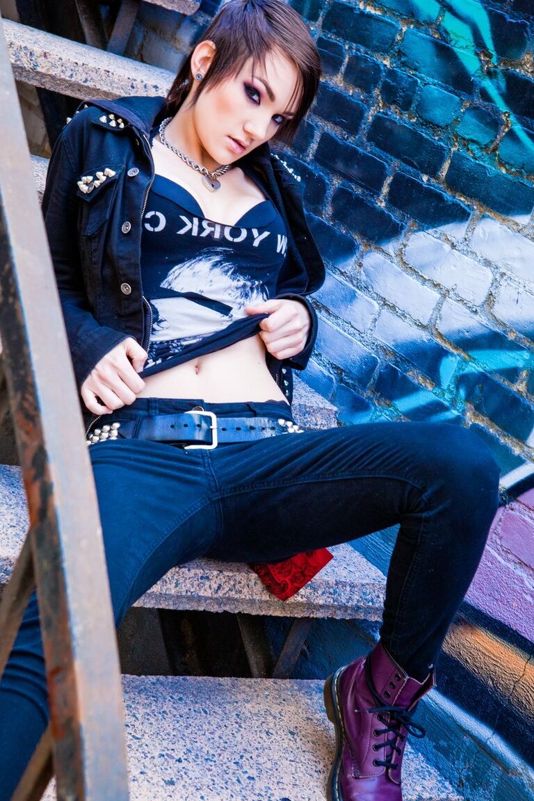 Das 15P-Punk-Girl Nikki Hearts fingert sich, nachdem es sich auf der Außentreppe nackt ausgezogen hat