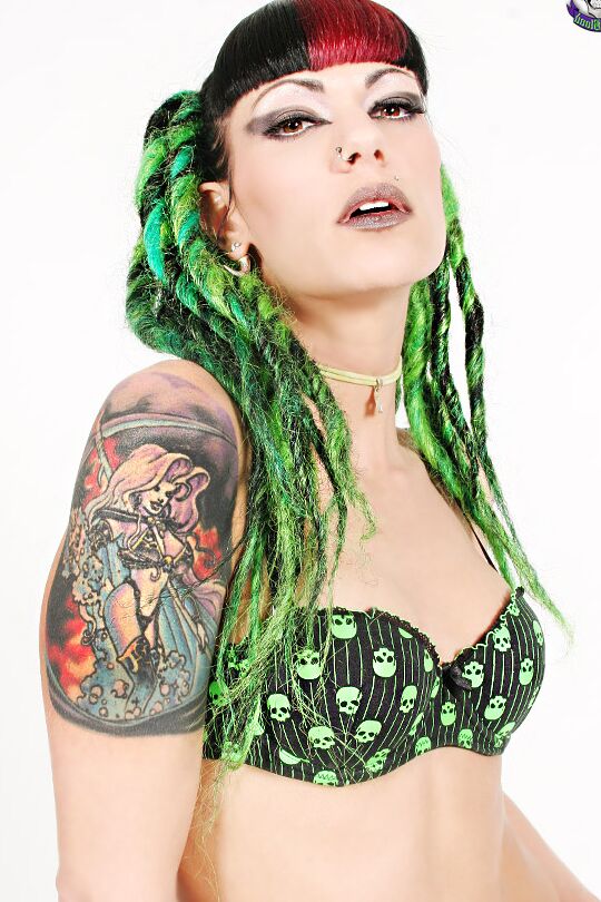 15P Alt model Ms Poisonous frees her tattooed body from bikini in black boots