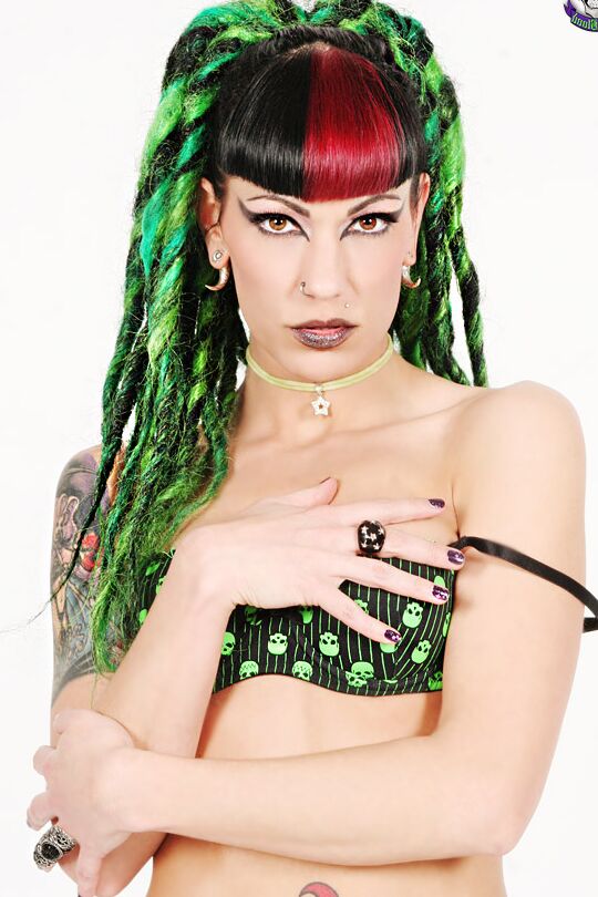 15P Alt model Ms Poisonous frees her tattooed body from bikini in black boots