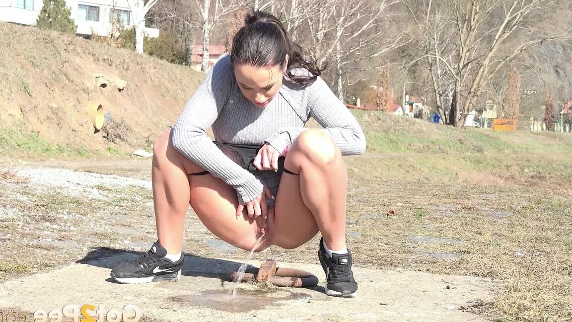 15P Vinna Reed mija perto da margem do rio