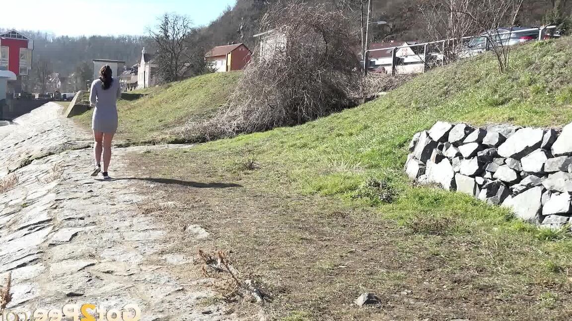 15P Vinna Reed mija perto da margem do rio
