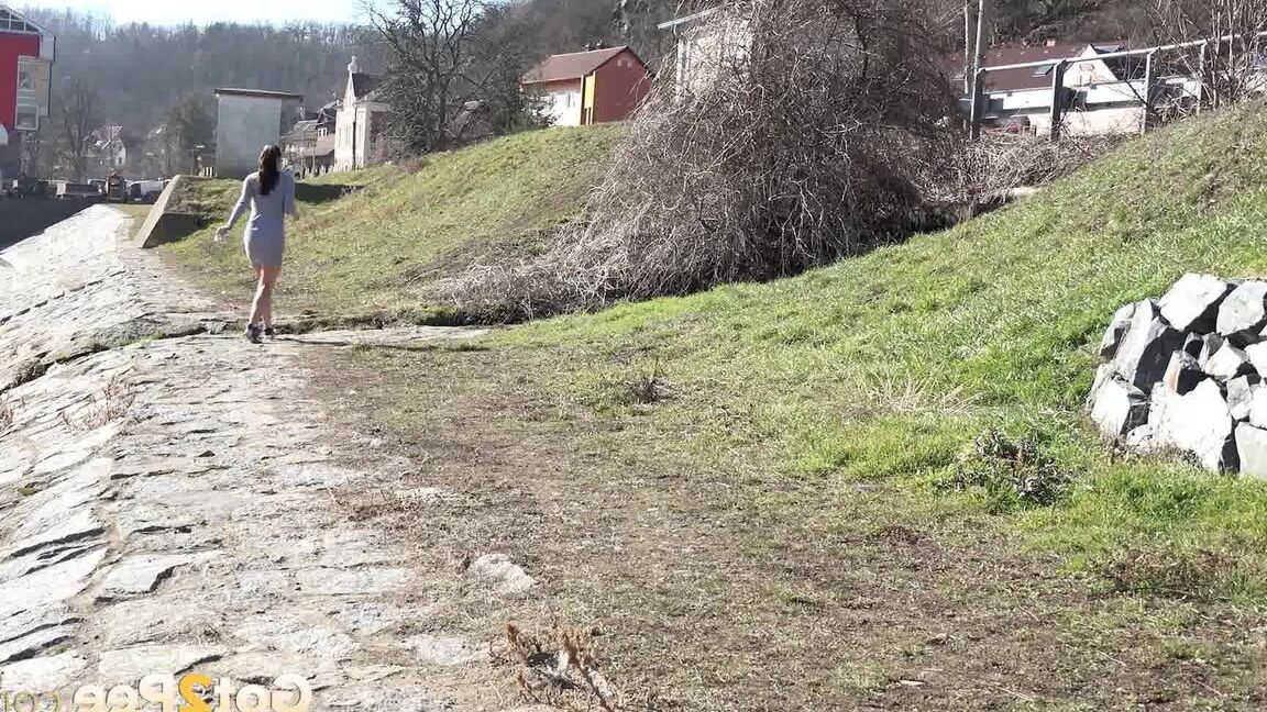 15P Vinna Reed mija perto da margem do rio