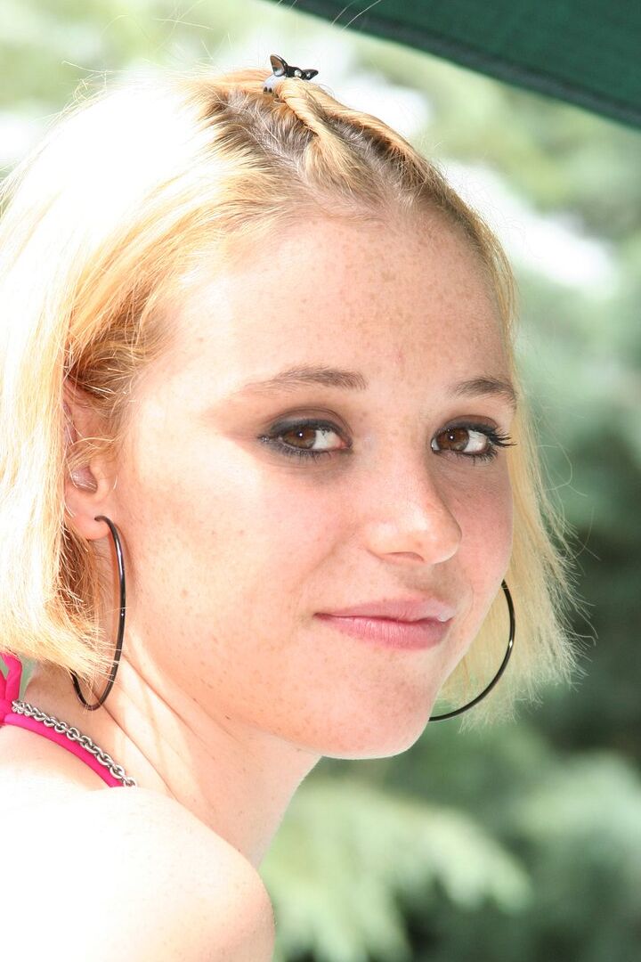 16P Das hellhäutige Mädchen Charmed gibt ihr Nacktdebüt am Schwimmbad