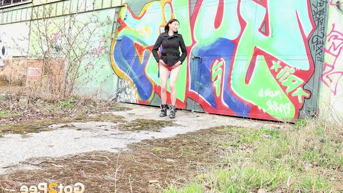 15P Gorgeous babe Victoria Daniels squats to pee