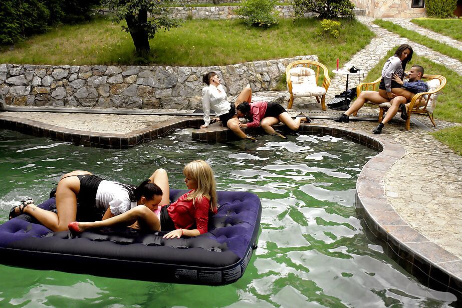 16P Estrelas porno lascivas se divertindo na festa de sexo maluco na piscina