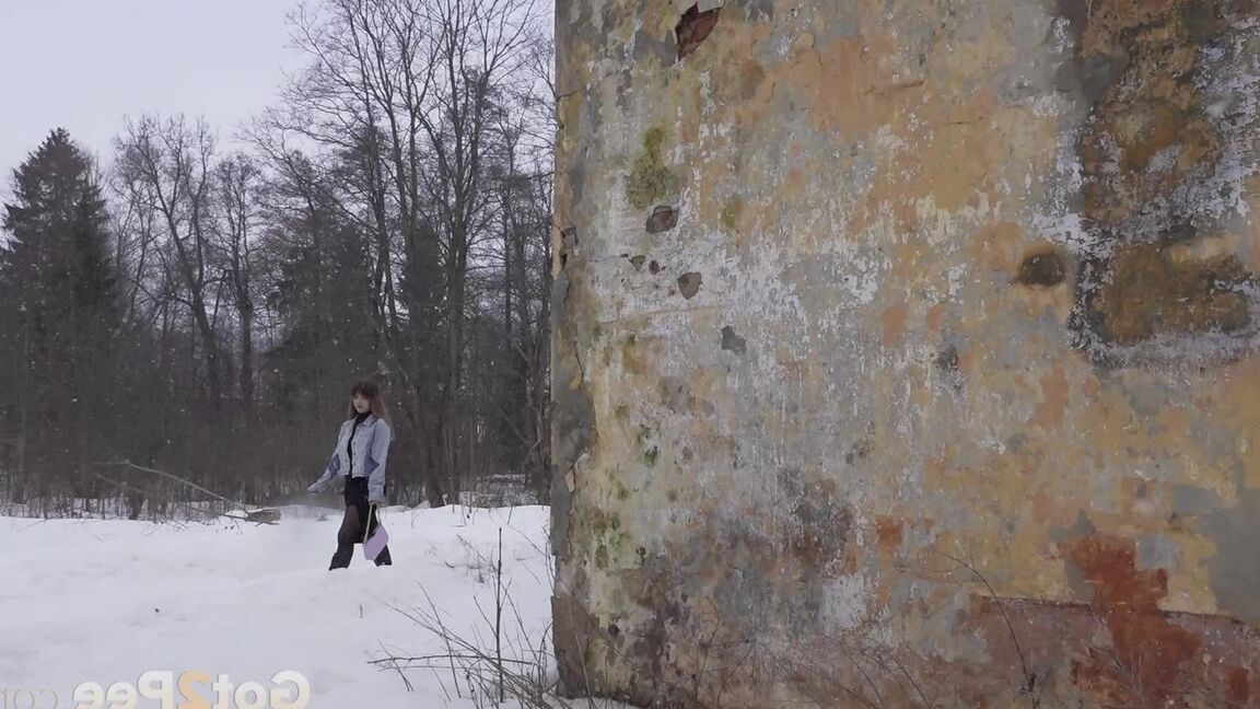 15P Sexy babe relieves herself squatting in the snow