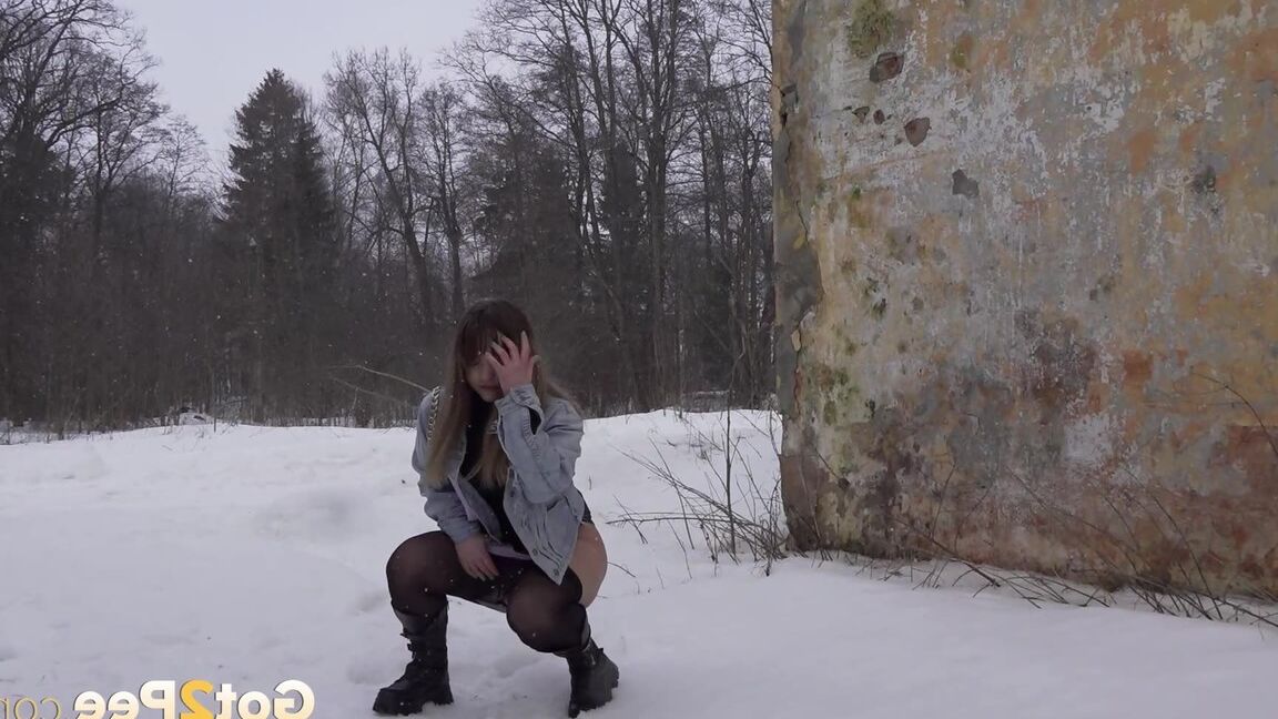 15P Sexy babe relieves herself squatting in the snow