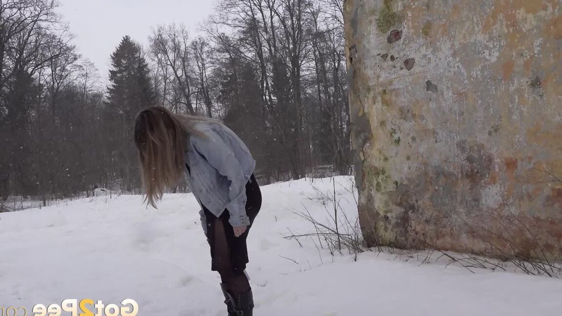15P Sexy babe relieves herself squatting in the snow