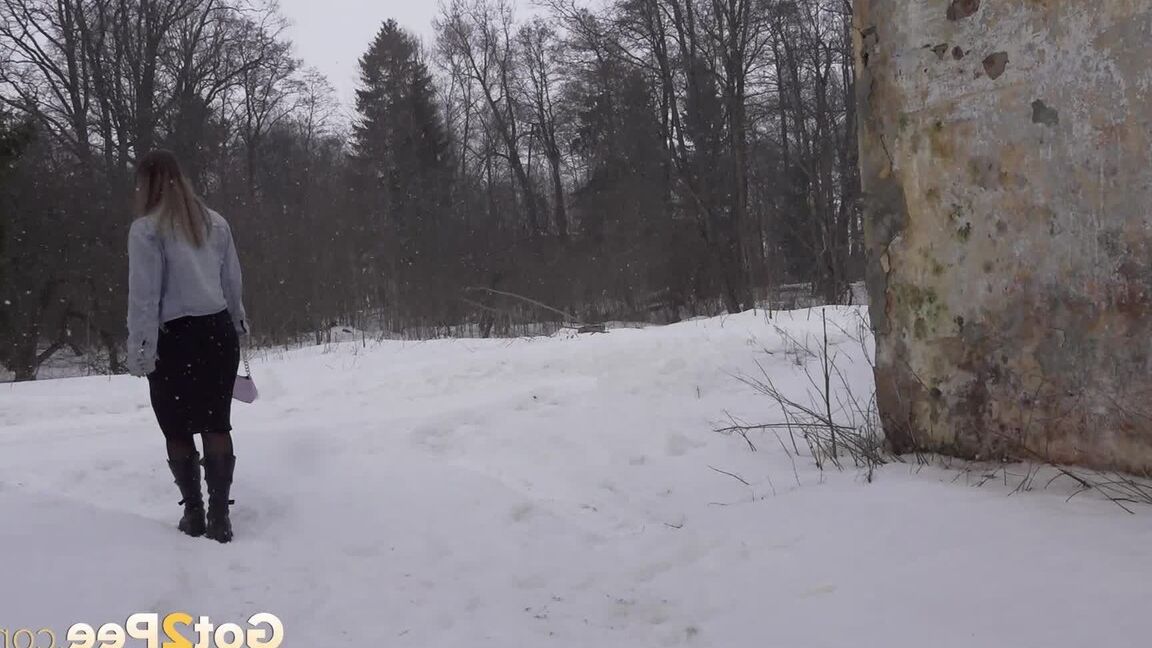 15P Sexy babe relieves herself squatting in the snow