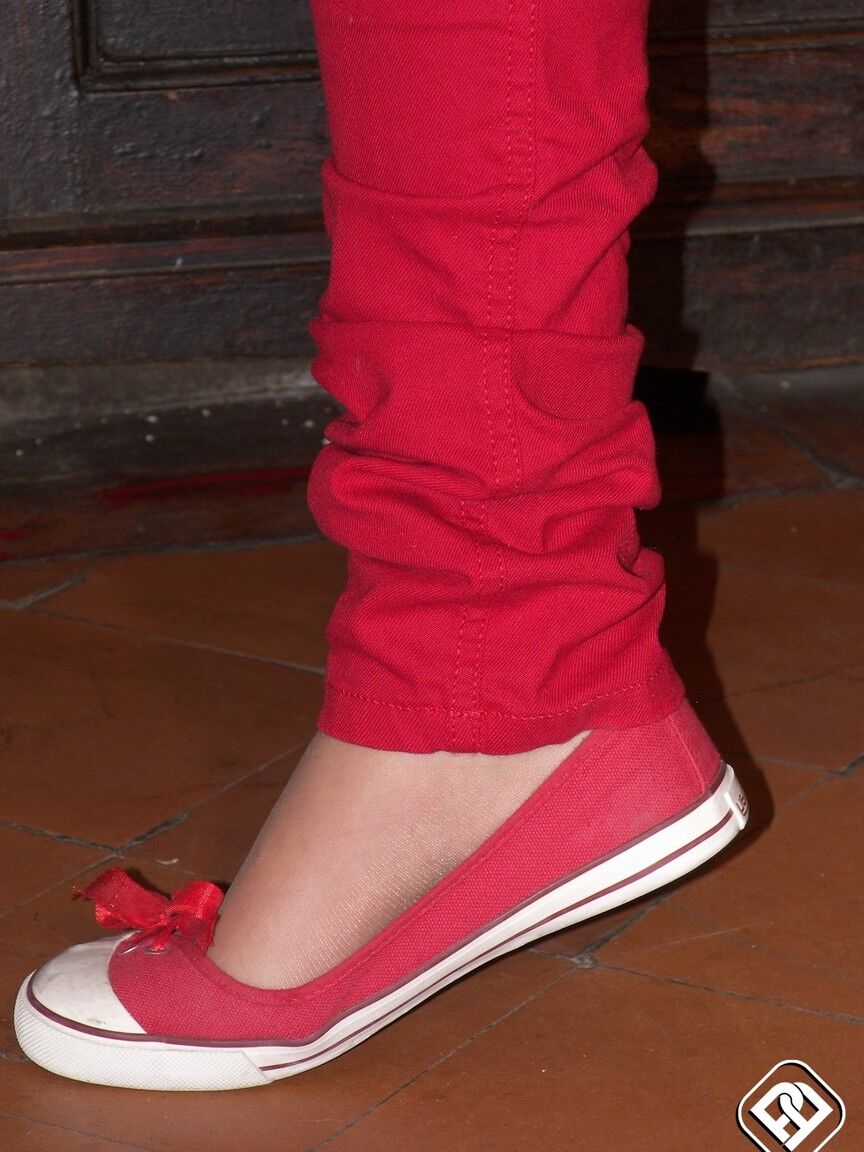 10P La chica solitaria Petra se quita los zapatos planos con el pelo recogido en coletas