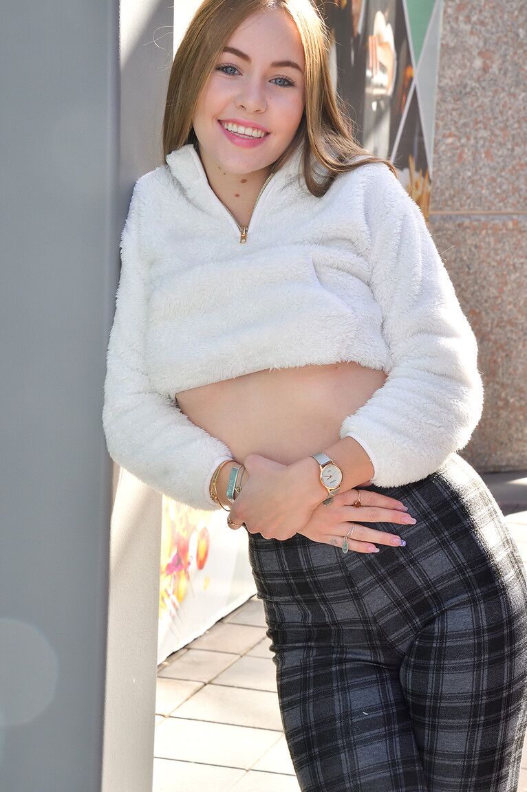 15P La hermosa joven Naomi se desnuda después de desnudarse al aire libre