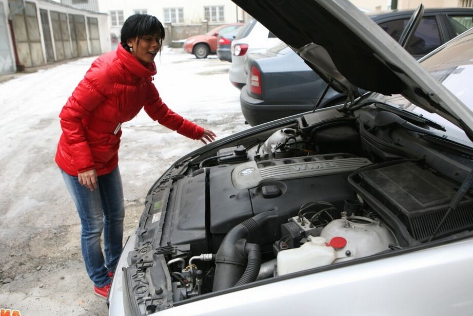 16P Young brunette does anal with an old man after her fixes her broken vehicle