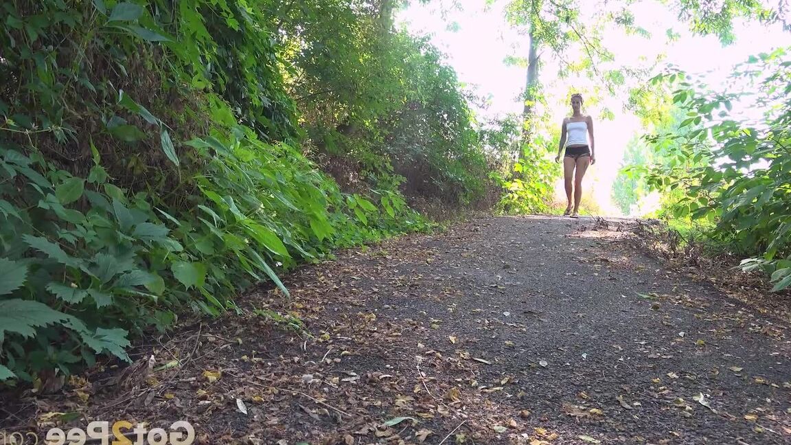15P Ali Bordeaux alivia seu desespero de urina lá fora