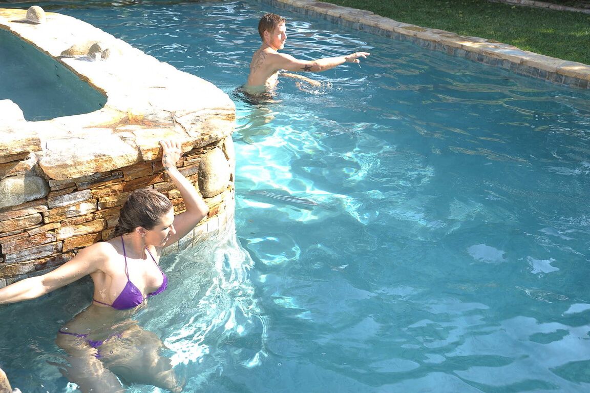 21P La beauté aux gros seins Rachel RoXXX montre ses gros seins percés avant une baise au bord de la piscine