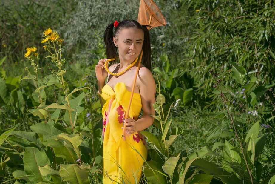 16P La pequeña adolescente morena Kina A se desnuda durante una expedición de caza de mariposas
