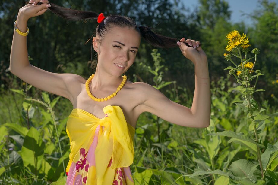 16P La pequeña adolescente morena Kina A se desnuda durante una expedición de caza de mariposas