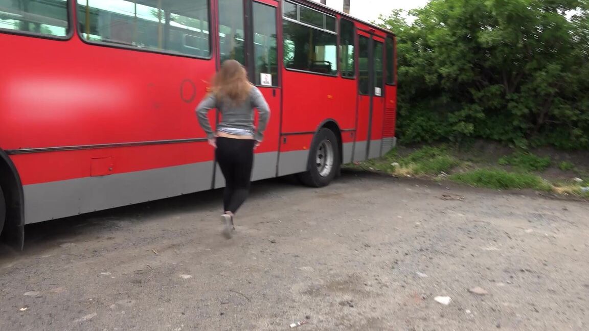 15P Блондинка-шлюшка Suzzie раздевается и раздвигает ноги, чтобы пописать на публике