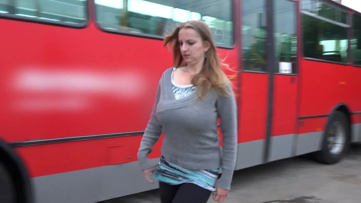 15P Блондинка-шлюшка Suzzie раздевается и раздвигает ноги, чтобы пописать на публике