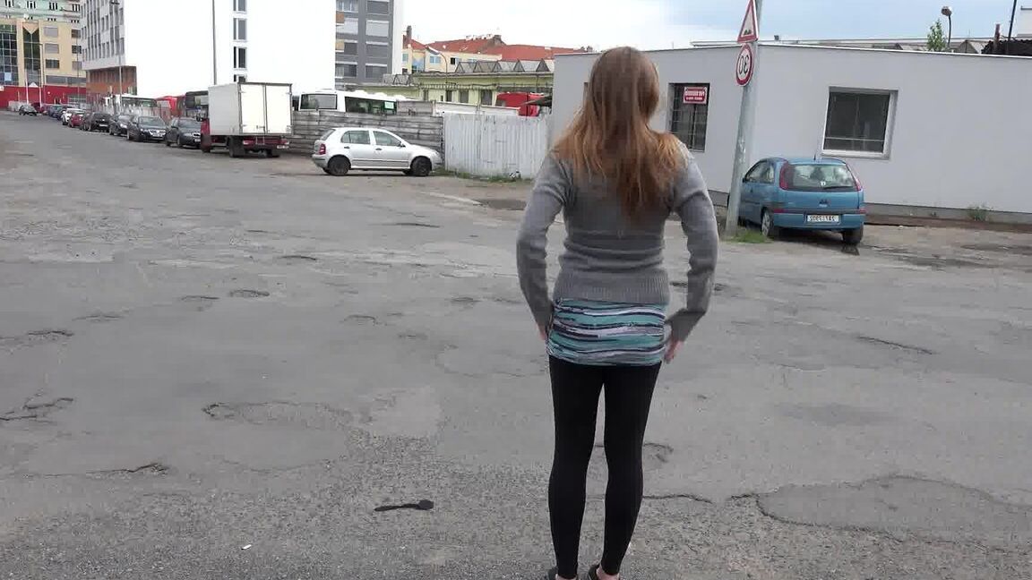 15P Блондинка-шлюшка Suzzie раздевается и раздвигает ноги, чтобы пописать на публике