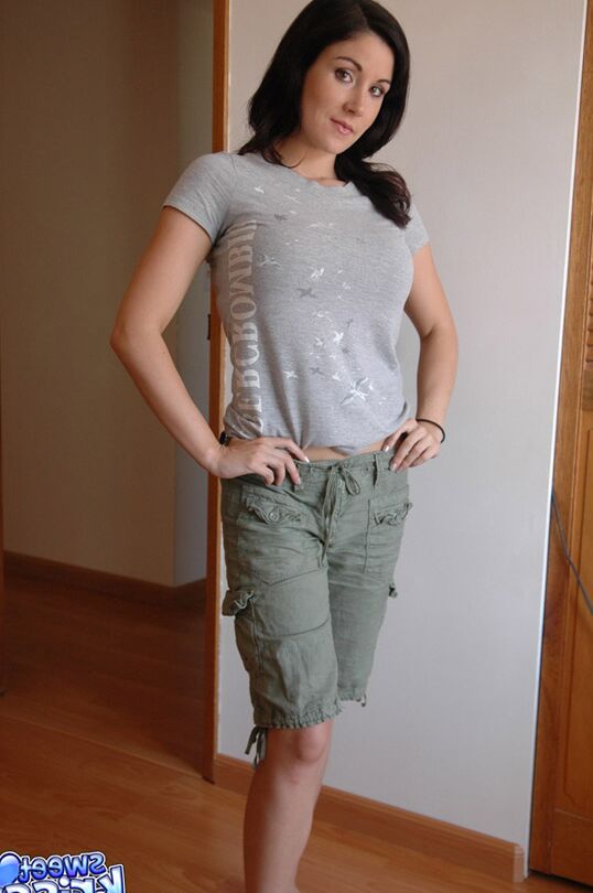 12P A linda morena Krissy de short tirando o sutiã para acariciar seus peitos grandes