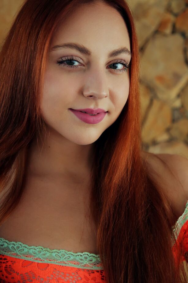 18P La jeune rousse Valery Leche enlève sa robe avant de superbes poses nues
