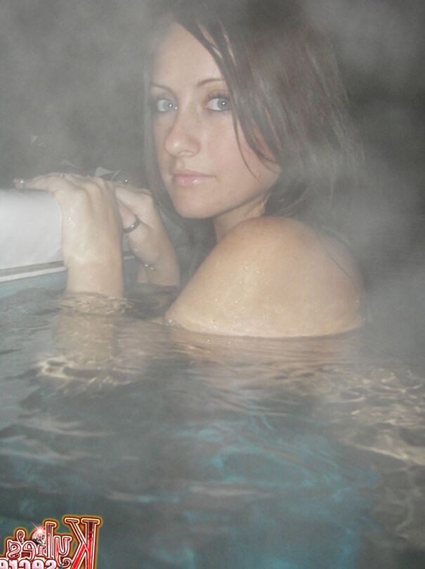 12P La jeune et sexy Kylie enlève son bikini sous l'eau dans la piscine, montrant son cul sexy