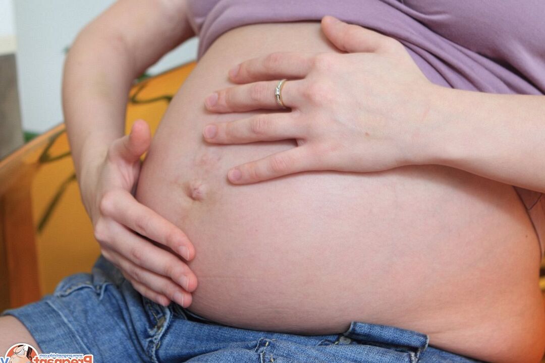 15P Chica muy embarazada derrama leche sobre sus tetas llenas de leche desnuda