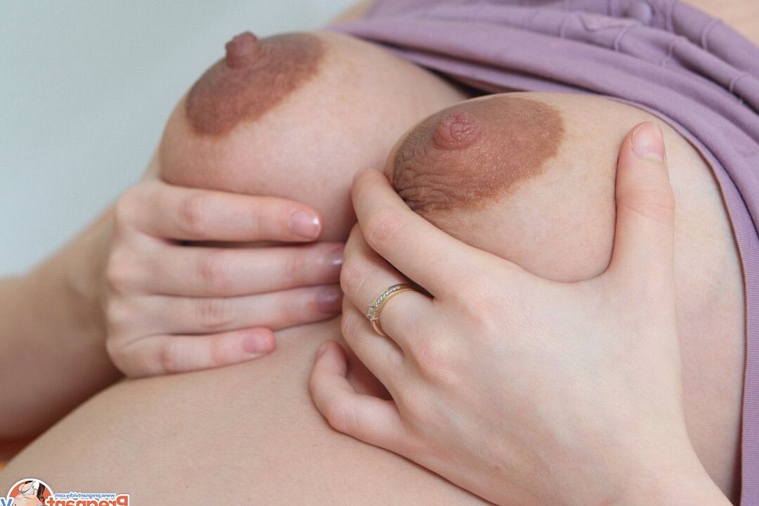 15P Chica muy embarazada derrama leche sobre sus tetas llenas de leche desnuda