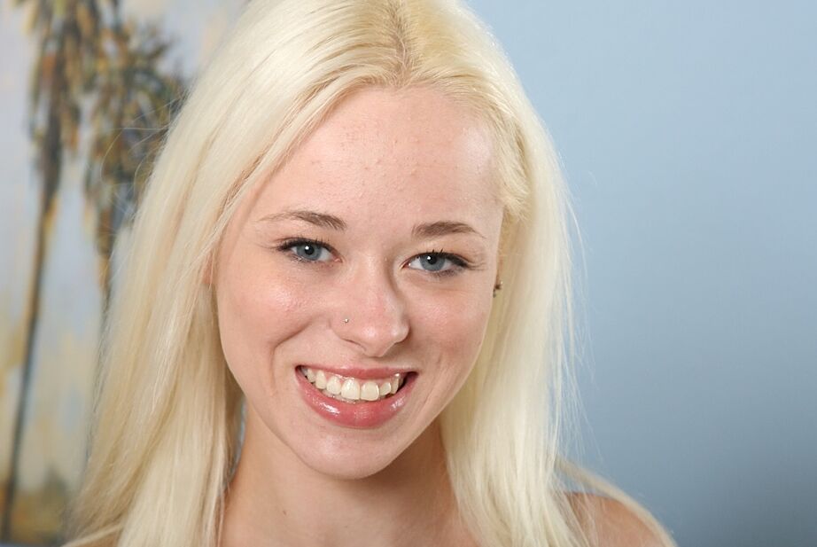 16P Fille maigre aux cheveux blonds Rebecca Blue posant en sous-vêtements