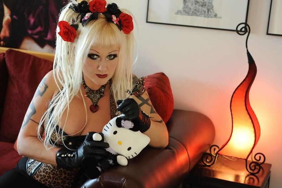16P Loira fofa modela algumas roupas de cosplay durante ação sem nudez