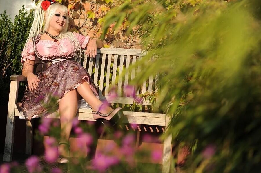 16P Loira fofa modela algumas roupas de cosplay durante ação sem nudez