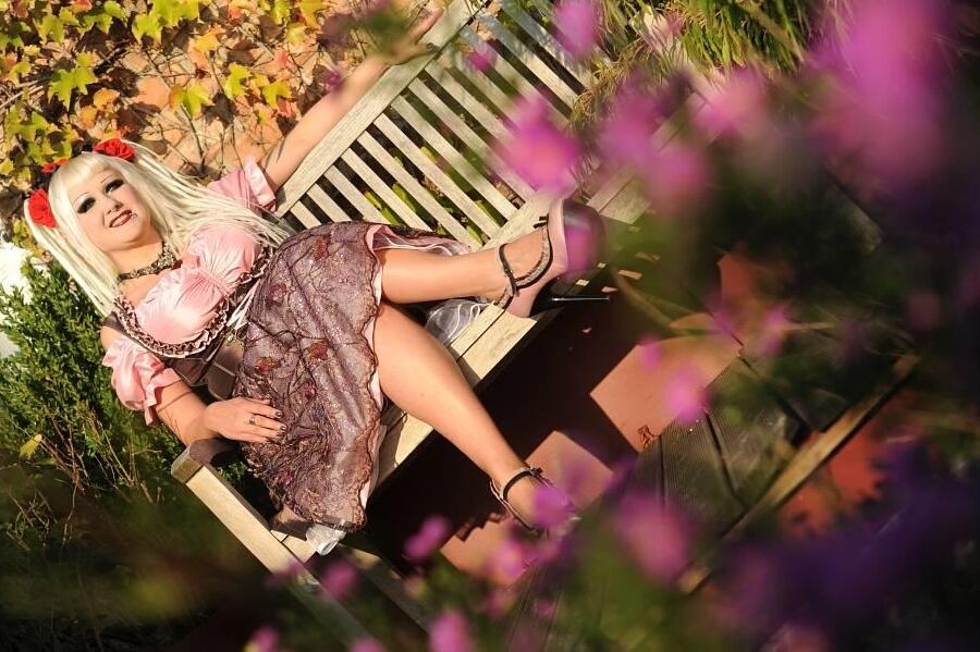 16P Loira fofa modela algumas roupas de cosplay durante ação sem nudez