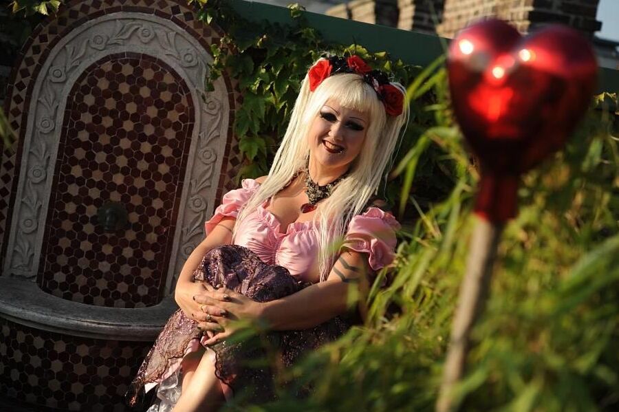 16P Loira fofa modela algumas roupas de cosplay durante ação sem nudez