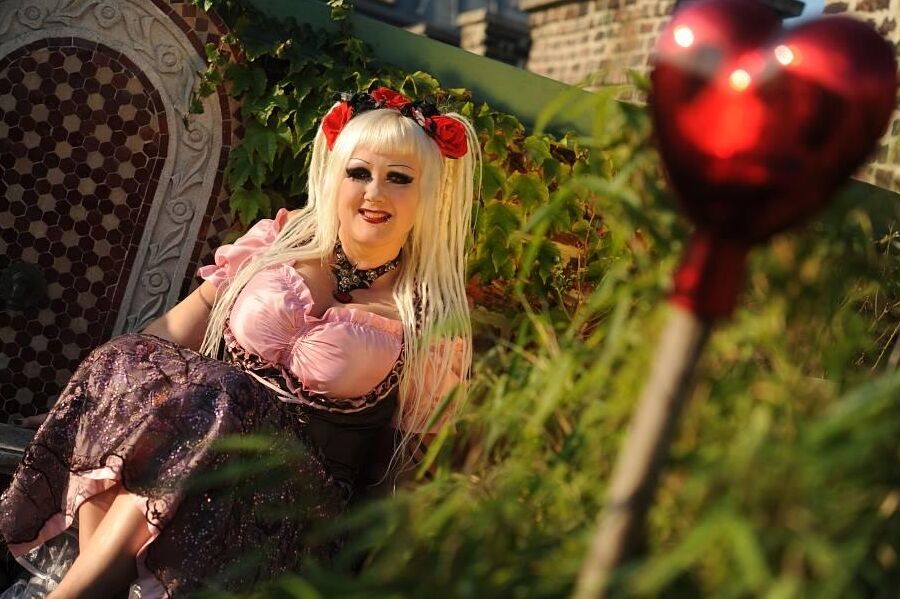 16P Loira fofa modela algumas roupas de cosplay durante ação sem nudez